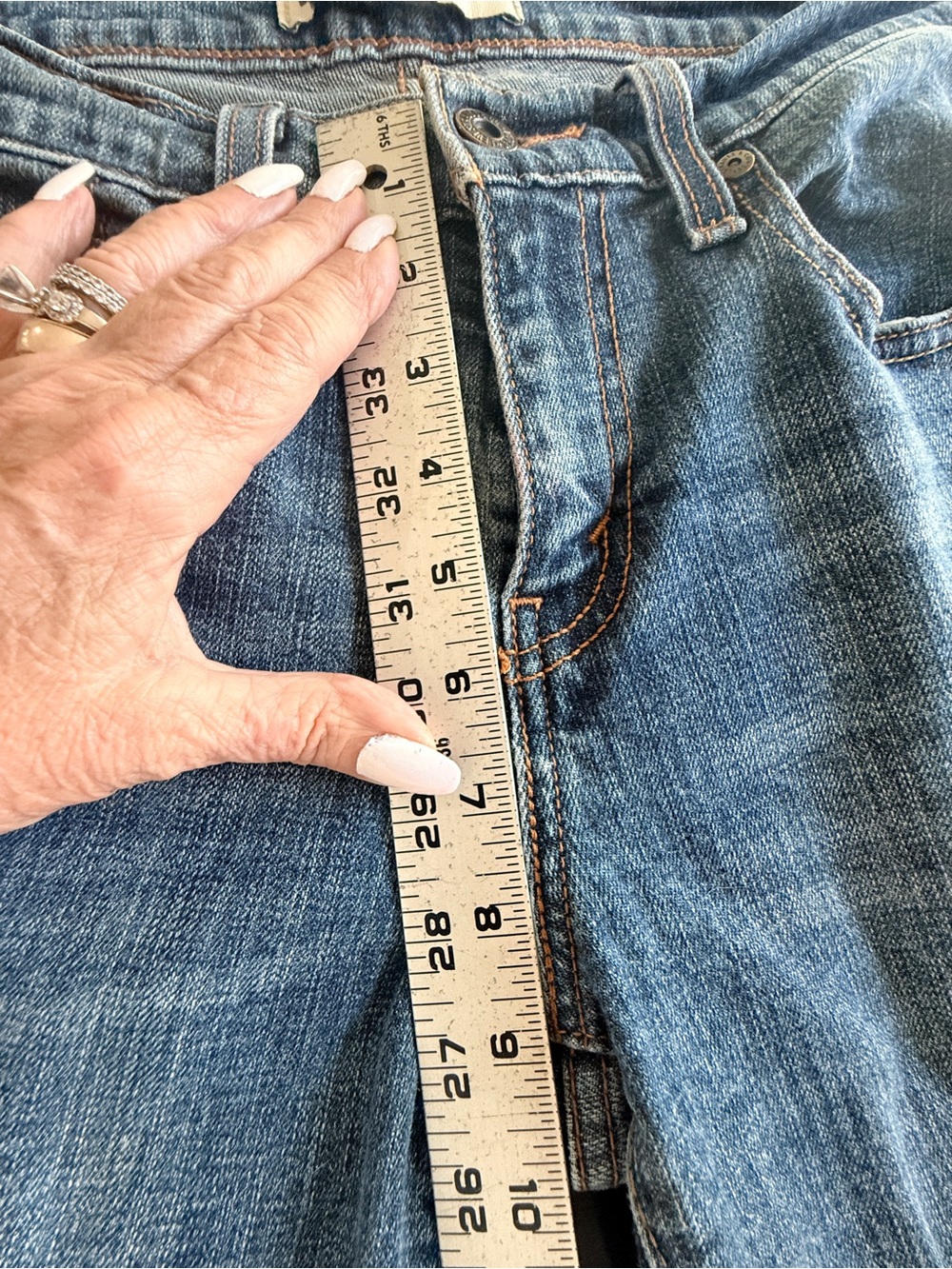 Levi's Women's 505 mid rise
Medium wash straight leg jeans some
stretch GUC sz 4 - Picture 11 of 12